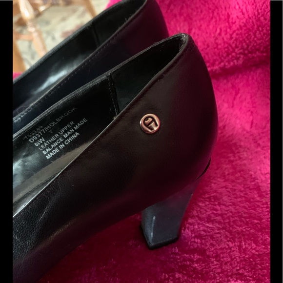 Etienne Aigner Shoes - ETIENNE AIGNER HEELS   NWOT  Sz 6 1/2W Navy.